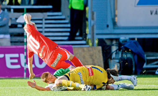 Juliusson, Hammarby glidatacklar Norrköpings målvakt