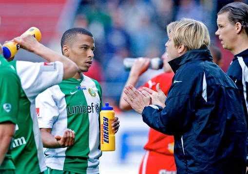Charlie Davies samtalar med Tony Gustavsson, tränare