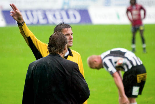 Zarko Kovacevic, domare, utvisar Janne Carlsson, tränare,