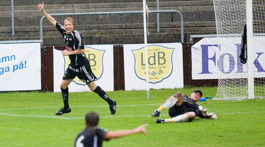 Planen var vattendränkt, inte lämplig för fotboll. 0-2,