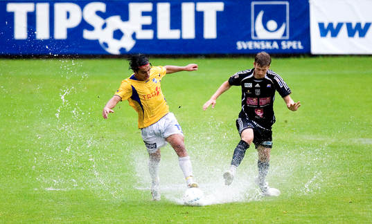 Planen var vattendränkt, inte lämplig för fotboll.
