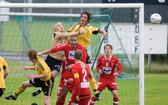 Målskytten Filip Thurn oroar HJöllvikens målvakt