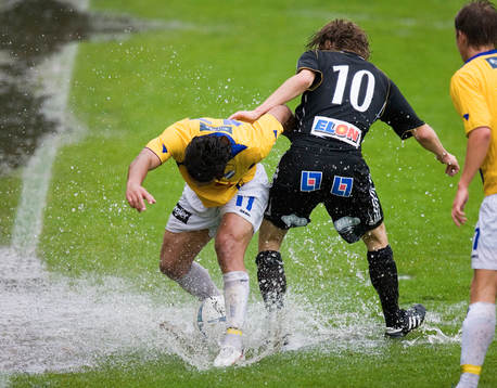 Vatten, vatensjuk plan, fotbollsparodi, ospelbar plan