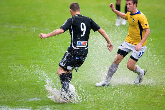 Vatten, vatensjuk plan, fotbollsparodi, ospelbar plan