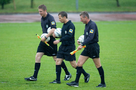 Domartrio, domare och Kurt Hansen, assisterande domare