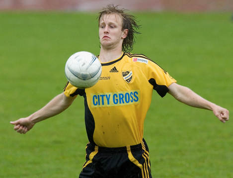Oskar Olsson, Hässleholm, tar ner bollen