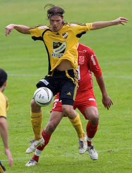 Emil Nilsson, Hässleholm, tar ner bollen