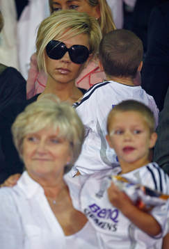 Victoria Beckham med barnen på läktaren