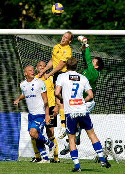 Hörna. Bunkeflos målvakt Ola Svensson försöker boxa ut