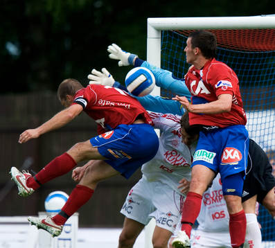 Fredrik Gustafson, Öster försöker forcera in bollen.