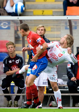 Degerfors tränare Andreas Andersson tittar fram bakom