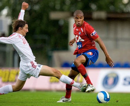 Ryan Johnson stämplas över foten