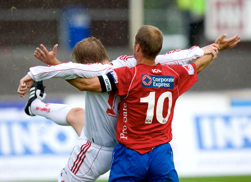 Fredrik Gustafson håller fast en Degerfors-spelare