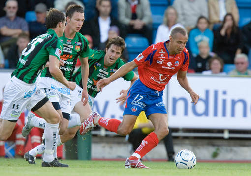Henrik "Henke" Larsson jagas av tre GAIS-are