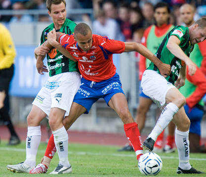 Daniel Nicklasson håller Henrik "Henke" Larsson