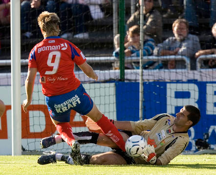 Andreas Dahl stämplar Dime Jankulovski, målvakt