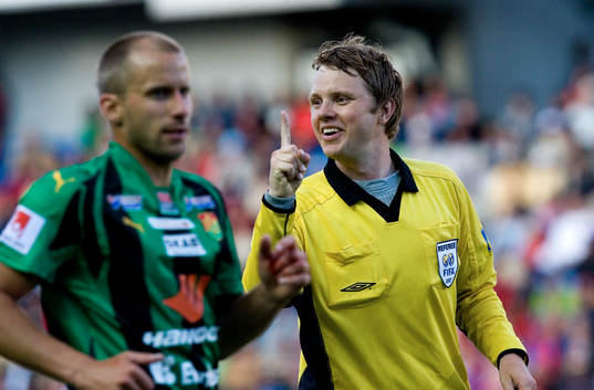 Markus Strömbergsson tillrättavisar en GAIS-are