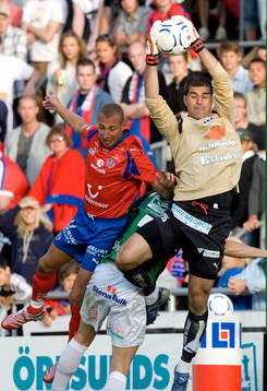 Dime Jankulovski, målvakt, räddar framför Henrik "Henke"