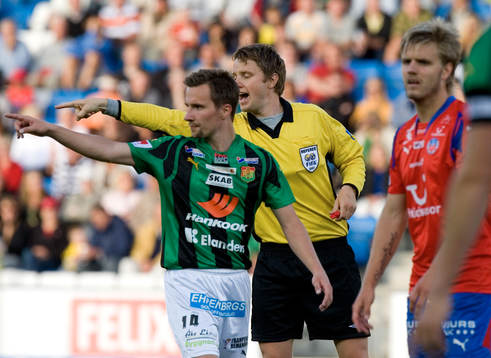 Domaren Markus Strömbergsson och Daniel Nicklasson har