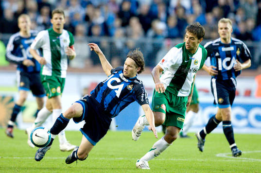Andrej Komac, Djurgården, med Sebastian Eguren i ryggen