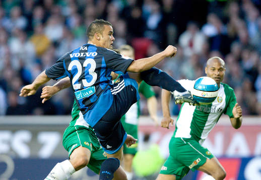 Lance Davids, Djurgården, sparkar in bollen i mål men är