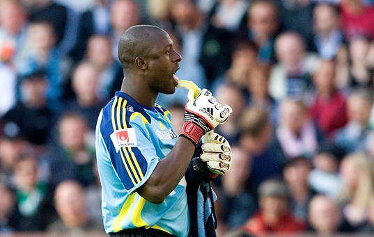 Pa Dembo Touray, Målvakt, Djurgården, käkar upp en av
