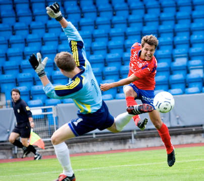 Patrik Åström laddar mot Bröndby-målet