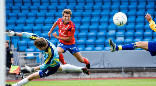 Patrik Åström laddar mot Bröndby-målet