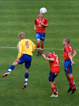 Bröndbyspelare vinner lätt nickduell mot Andreas Landgren