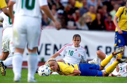 Caroline Seger, Sverige, ligger i gräset och tittar på