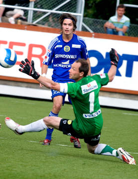 Mikael Lustig, Sundsvall, gör nästan mål på Dick Last,