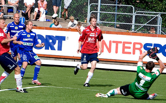 Johan Patriksson, Sundsvall, gör 1-1 på Dick Last,
