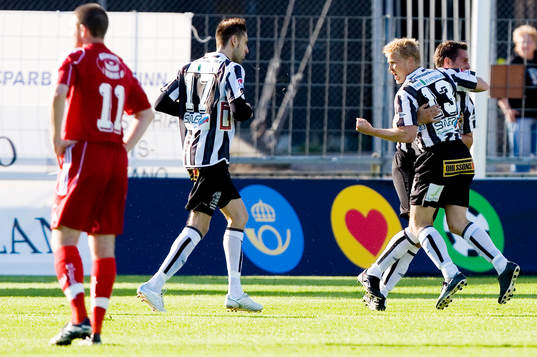Tvåmålsskytten Matthias Eklund, jubel