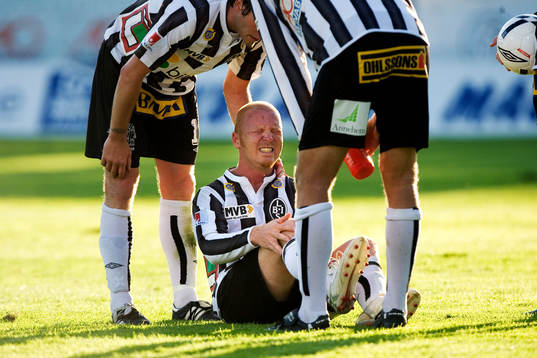 Jörgen Pettersson, lagkapten, skadad. Skada, smärta