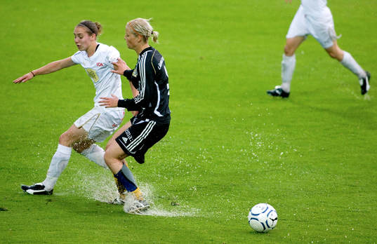 Bollen fastnar och Manon Melis, LDB och Lina Andersson,