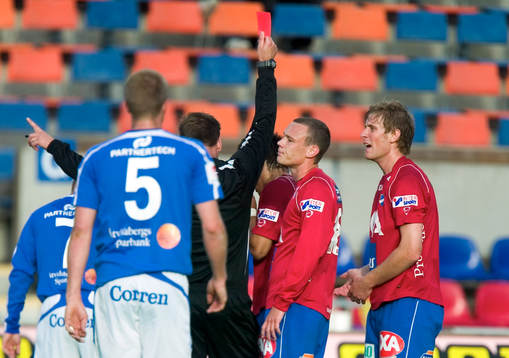 Håkan Jonasson, domare visar rött kort till Mario Vasilj,