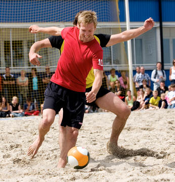 Christian Wilhelmsson försöker komma loss i sanden
