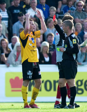 Johan Persson, Mjällby, får rött kort av Tobias Mattson,