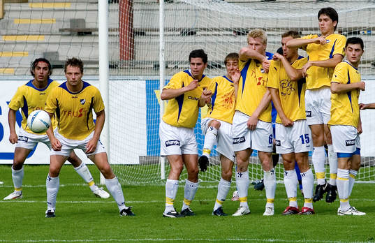 IFK Malmö ställer upp mur på en frispark