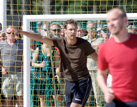 Andreas Isaksson dirigerar sina gubbar