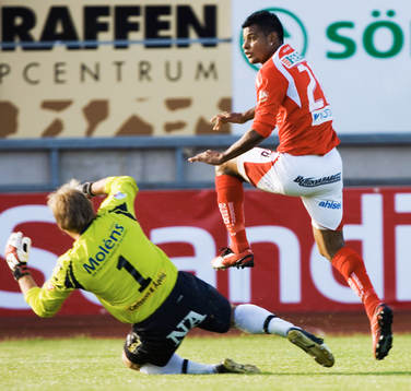 Ari Da Silva Ferreira sprintar ifrån sin back i