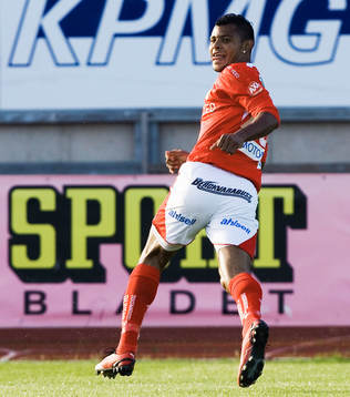 Ari Da Silva Ferreira sprintar ifrån sin back i