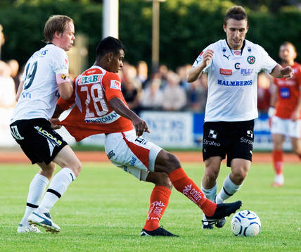 Ari Da Silva Ferreira dras i tröjan av Patrik Haginge