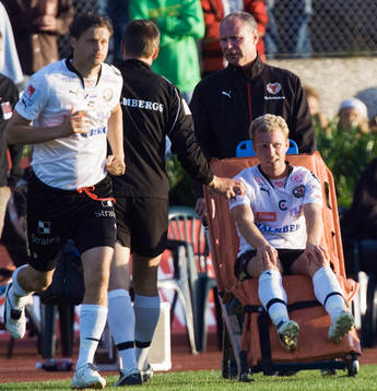 Kristoffer Näfver lämnade utburen på bår