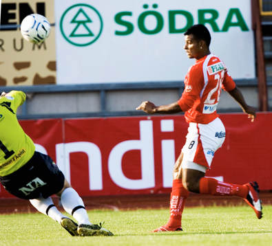 Ari Da Silva Ferreira gör 1-0 bakom Peter Westman