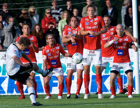 Lars Larsen, Örebro försöker skruva bollen över muren,
