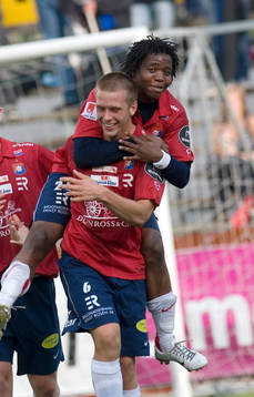 Boyd Mwila, Örgryte kastar sig på målskytten Alexander