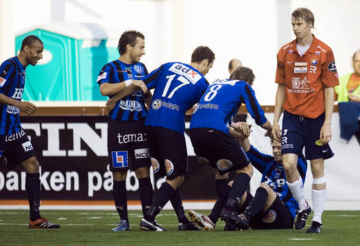 Daniel Hoch i Sirius grattas av lagkamraterna