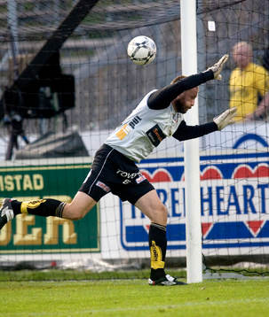 Johan Wiland (målvakt) Elfsborg får ett skott i stolpen