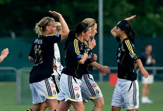 Camilla Ullander Nilsson och Nazanin Vaseghpanah, AIK, jubel